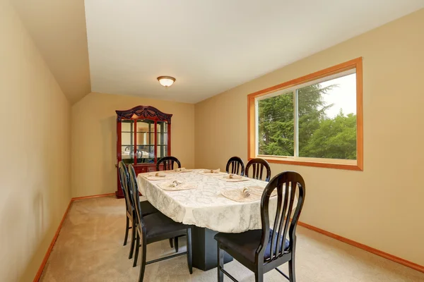 Interior longo bege da sala de jantar com conjunto de mesa preta . — Fotografia de Stock