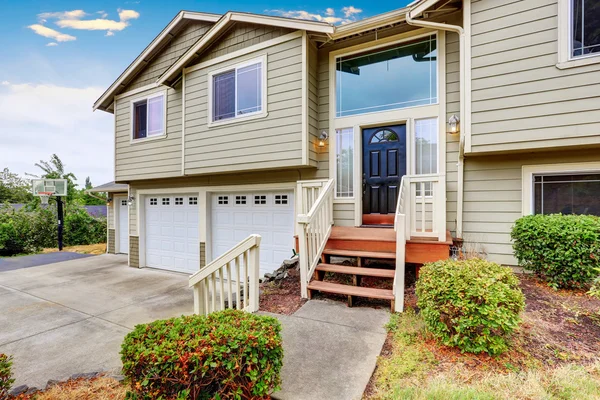 Exterior of Two story clapboard siding house with three garage spaces — Stock Photo, Image