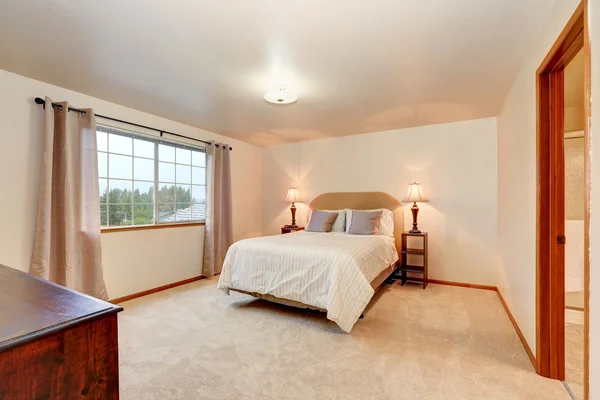 Простая бежевая спальня с минимальным дизайном интерьера — стоковое фото