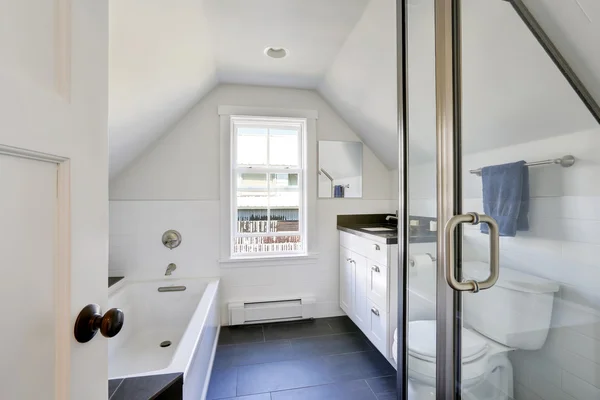 Современный белый интерьер ванной комнаты на чердаке . — стоковое фото