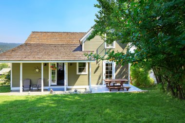 Clapboard siding evin yeşil zeytin dış boya