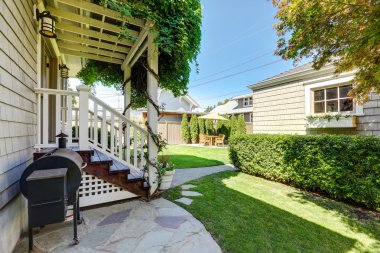 Bir baraka ile iyi muhafaza arka bahçe