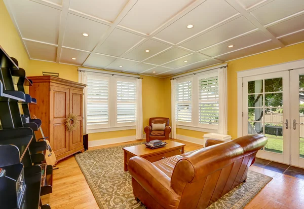 Cozy American sitting room with pastel yellow walls. — Stock Photo, Image