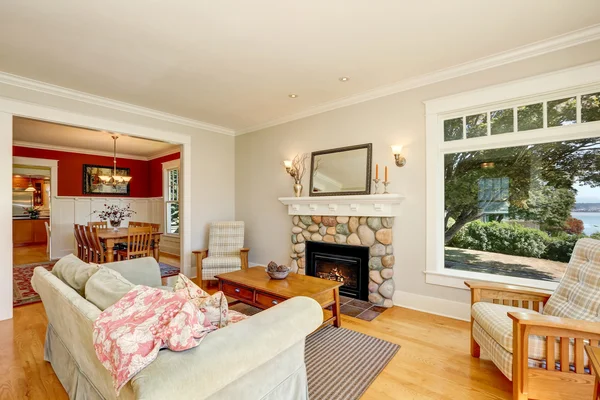 Ruang tamu yang cerah dengan lantai kayu dan furnitur ditetapkan — Stok Foto