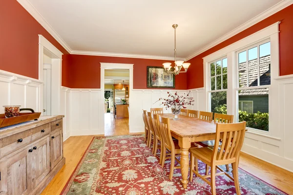 Toni rossi interni della sala da pranzo classica americana — Foto Stock