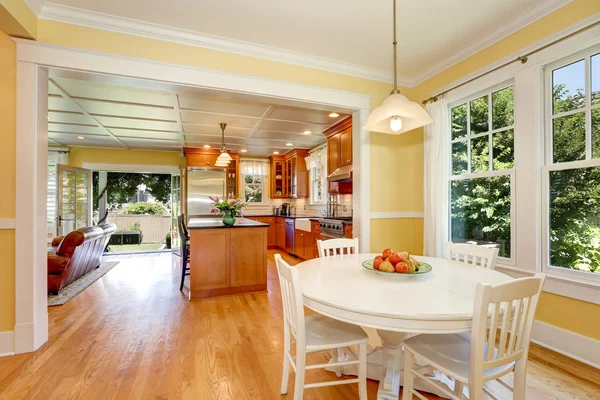Otevřít interiér jídelny. Žluté stěny a dřevěná podlaha — Stock fotografie