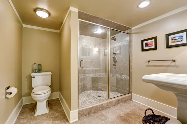 Elegante interior de baño beige con ducha a ras de suelo —  Fotos de Stock