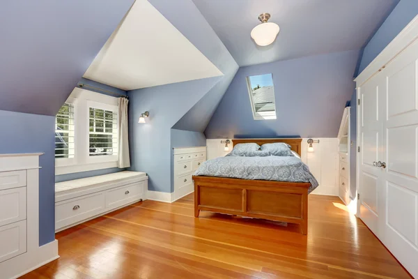 Інтер'єр лаванди горищної спальні з ліжком королівського розміру — стокове фото