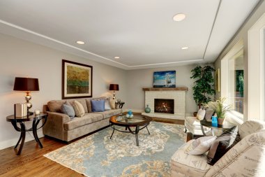 Parke zemin ve şömine ile rahat oturma odası iç.