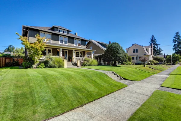 Nice curb appeal of American craftsman style house. — Stock Photo, Image