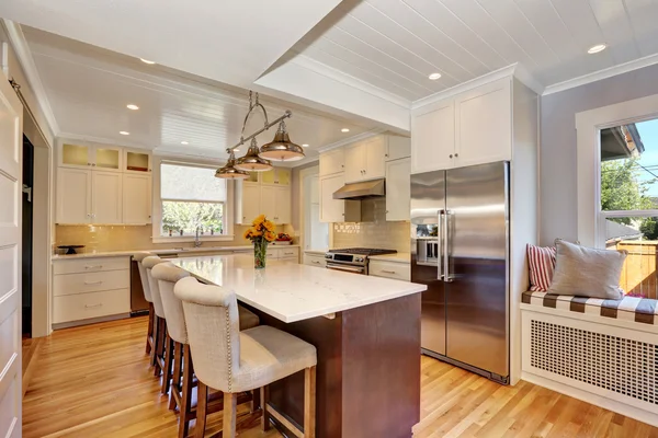 Interior blanco de la sala de cocina con gran isla de cocina . — Foto de Stock