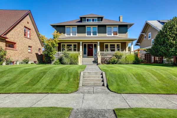 Bonito atractivo de la casa de estilo artesano americano . — Foto de Stock