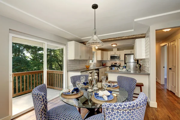 Salle à manger avec chaises bleues et table — Photo