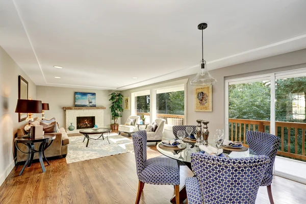 Zona de comedor con sillas azules y mesa — Foto de Stock