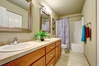 Uzun çift lavabo banyo vanity Çekmeceli.