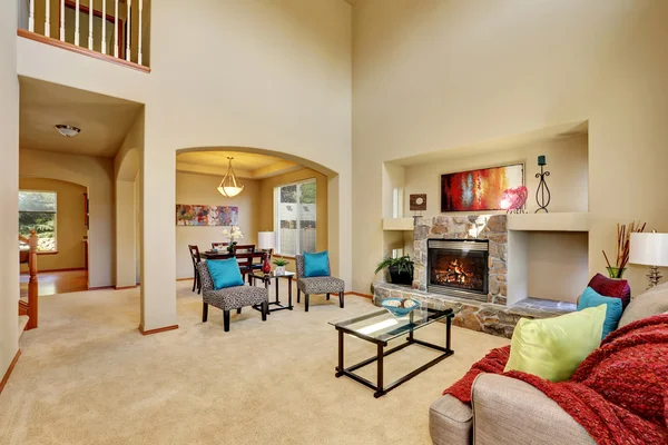 Cozy luxury family room with high ceiling and arched doorway — Stock Photo, Image