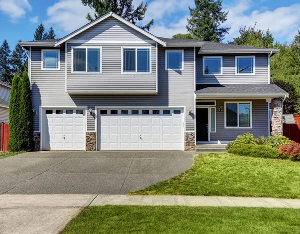 Utsidan av lyxig grå hus med dubbla dörrar garage. — Stockfoto