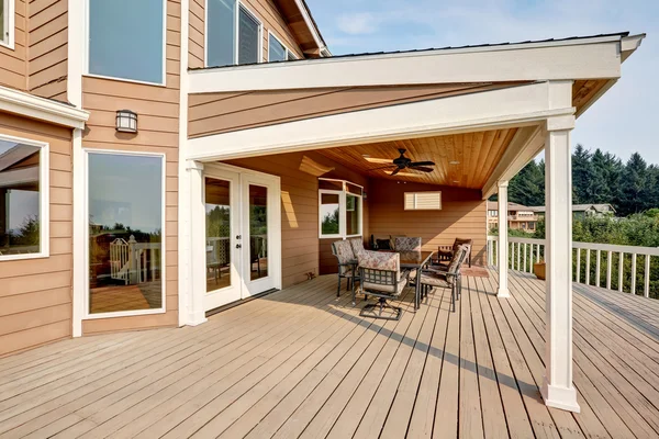 Gran terraza de madera con extensión de techo plano — Foto de Stock