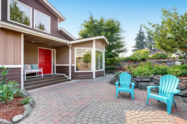 Suburban residential luxury house with paved brick patio. — Stock Photo, Image