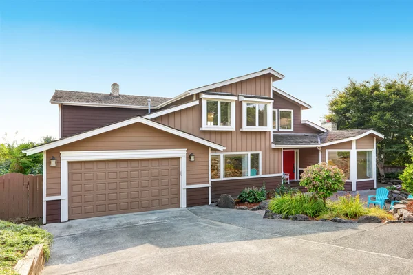 Suburban casa di lusso residenziale su sfondo cielo blu — Foto Stock