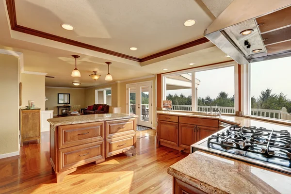 Foto van open concept keuken met kasten en granieten aanrecht. — Stockfoto