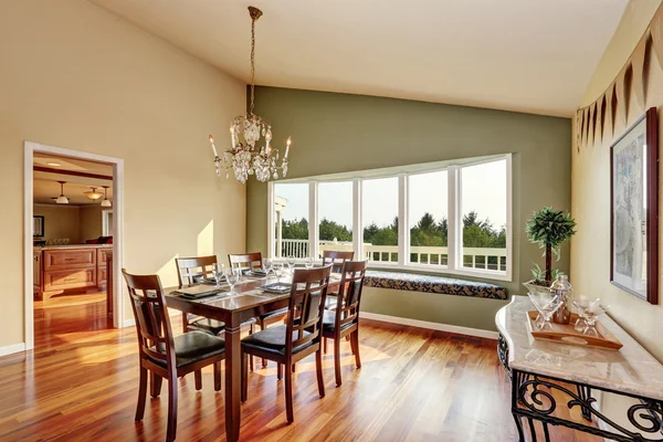 Elegante sala da pranzo con parete di ulivo a contrasto e pavimento in legno massello — Foto Stock