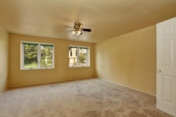 Habitación vacía en colores beige y amarillo con suelo de alfombra — Foto de Stock