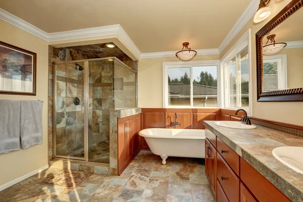 Ванная комната с плиткой из натурального камня и бежевыми стенами . — стоковое фото