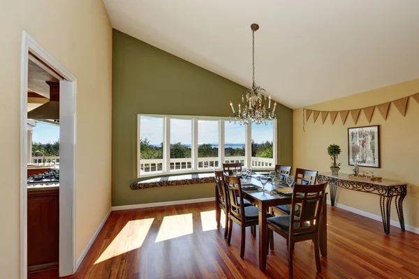 Elegante comedor con pared de olivo en contraste y suelo de madera —  Fotos de Stock