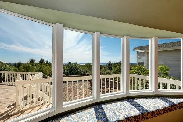 Sonniger Fensterplatz mit perfekter Aussicht — Stockfoto