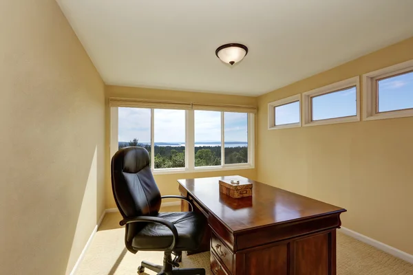 Upstairs home office design de interiores em tons amarelos . — Fotografia de Stock