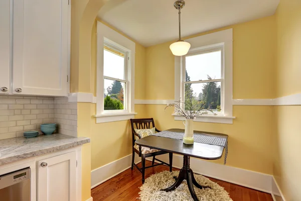 Pequena sala de jantar com paredes amarelas — Fotografia de Stock