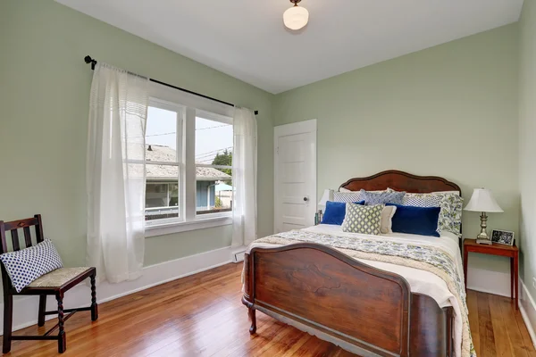 Interior del dormitorio amueblado con paredes de color verde oliva — Foto de Stock