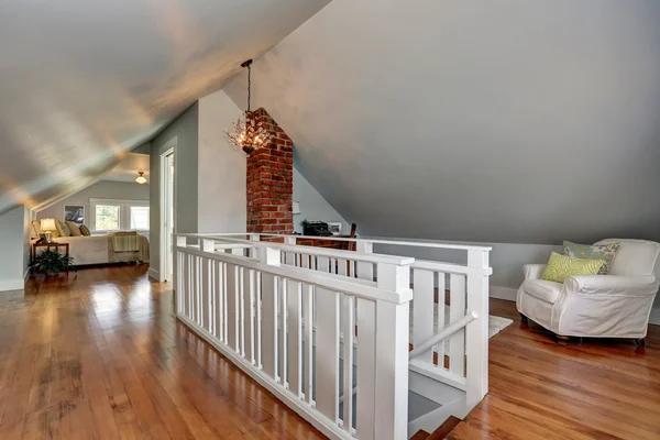 Interior de la habitación de arriba con suelo de madera y techo abovedado . — Foto de Stock