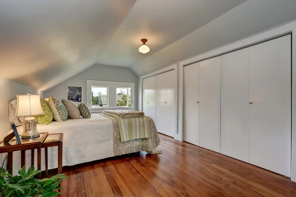 Intérieur de chambre mansardée avec plafond voûté et plancher de bois franc . — Photo