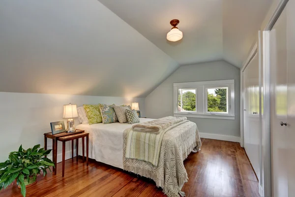 Attic bedroom interior with vaulted ceiling and hardwood floor. — Stock Photo, Image