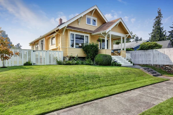 American craftsman home with yellow exterior paint. — Stock Photo, Image