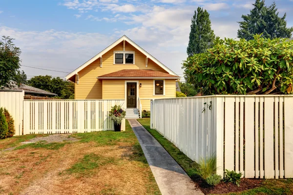 Bakgård utsikt över gula sidospår hantverkare hus. — Stockfoto
