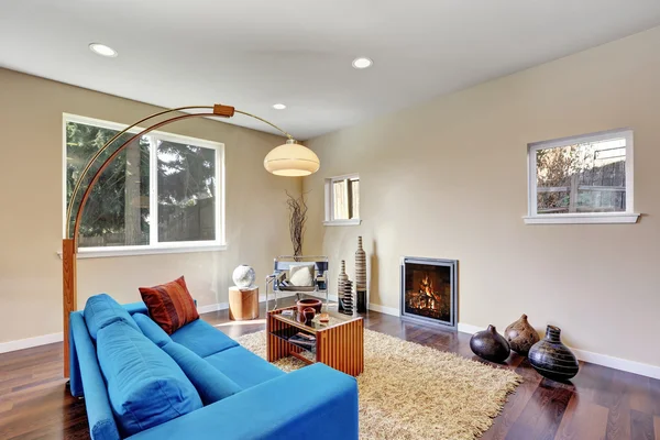 Красиво оформленный интерьер гостиной с ярко-голубым диваном — стоковое фото