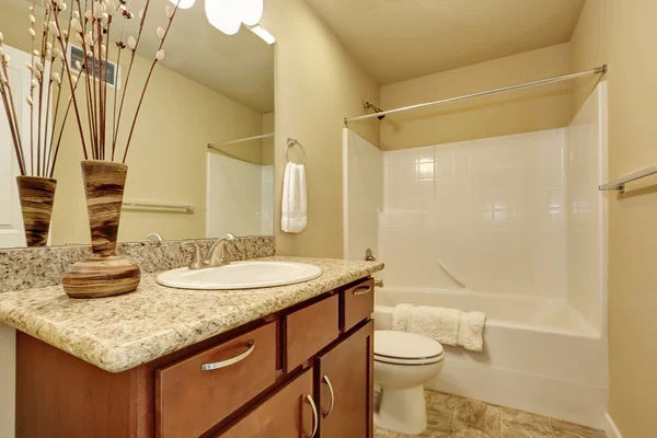 Elegante baño con bañera alcoba y paredes de color beige . — Foto de Stock