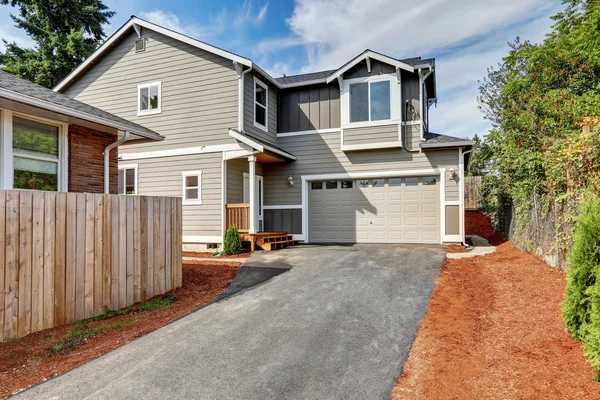 American gray house exterior with garage and driveway — Stock Photo, Image