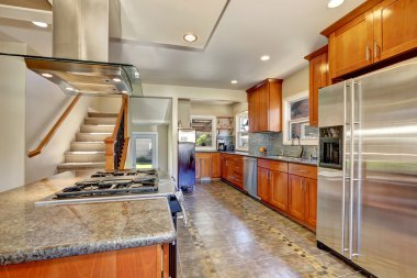 Kiremit döşeme ve kahverengi dolaplar ile mutfak iç