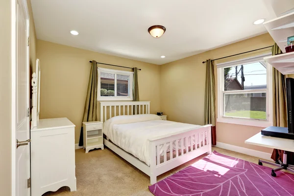 Bonito dormitorio en casa de estilo artesano americano pequeño — Foto de Stock