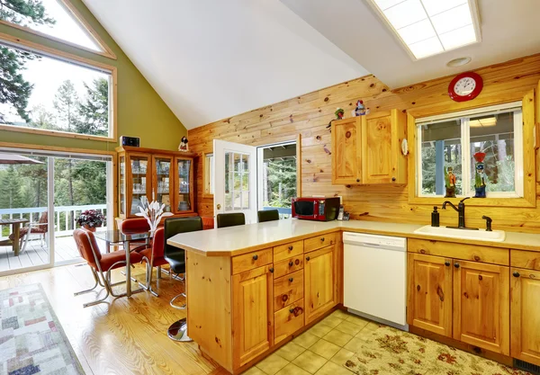 Hausinnenraum mit gewölbter Decke und offenem Grundriss — Stockfoto