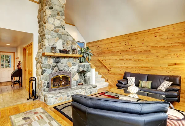 Intérieur de la chambre familiale avec mur en pierre et panneaux muraux en bois — Photo