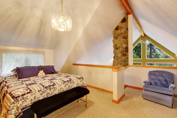 Tonozlu tavan yatak odası iç üst katta — Stok fotoğraf