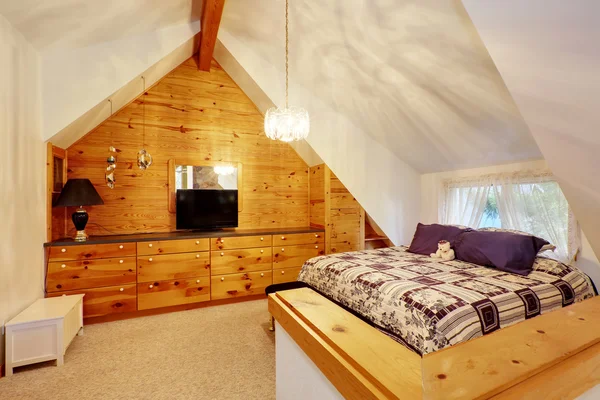 Dormitorio de techo abovedado con pared de paneles de madera . —  Fotos de Stock