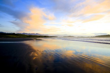 Westport, Yeni Zelanda'da gün batımında Sandy beach.