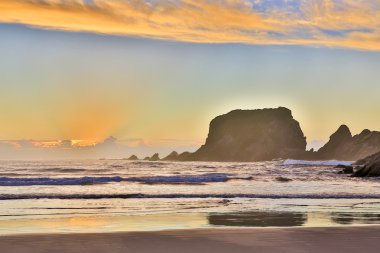 Gün batımı arka plan aşınmış uçurumlarda. Westport, Yeni Zelanda