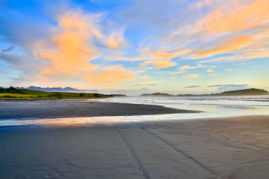 Westport, Yeni Zelanda'da gün batımında Sandy beach.